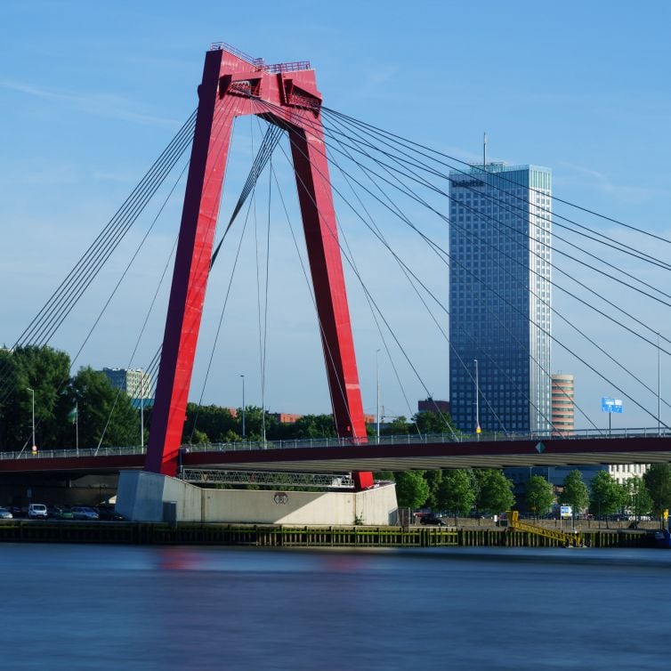 Foto Willemsbrug en Maastoren met lange sluitertijd