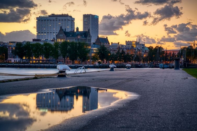 Erasmus MC en Veerhaven tijdens zonsondergang