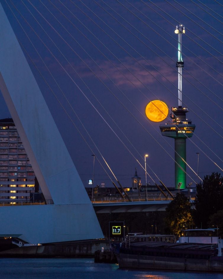 Maansondergang met de Euromast in Rotterdam