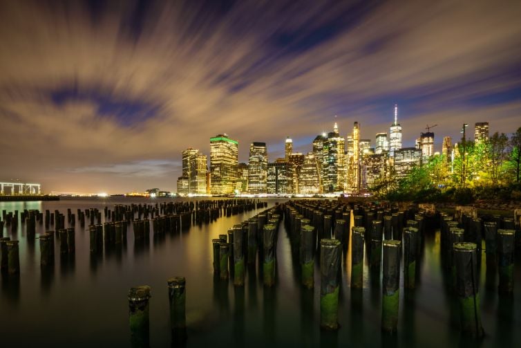 Mooiste skyline foto New York vanaf Brooklyn Bridge Park Poles
