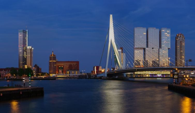 Mooiste skyline foto Rotterdam met Maastoren, Erasmusbrug en De Rotterdam