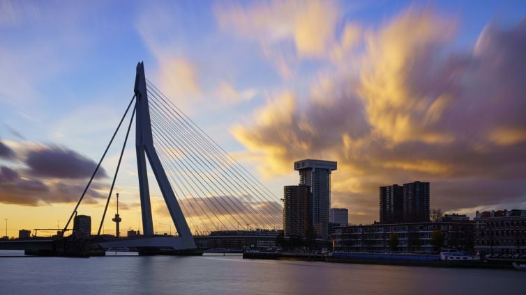 Spectaculaire zonsondergang Erasmusbrug in Rotterdam