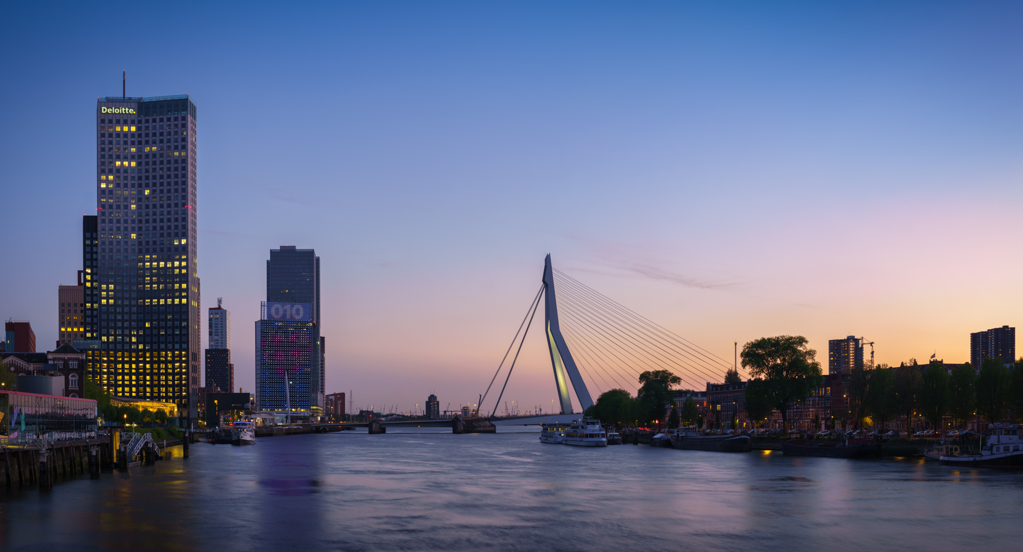 Mooiste zonsondergang skyline foto Erasmusbrug en Kop van Zuid