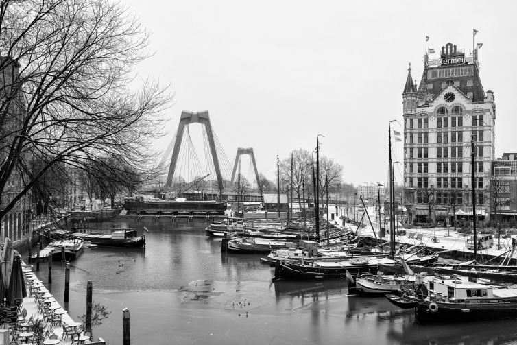 Oude Haven in de winter met sneeuw (zwart-wit foto)