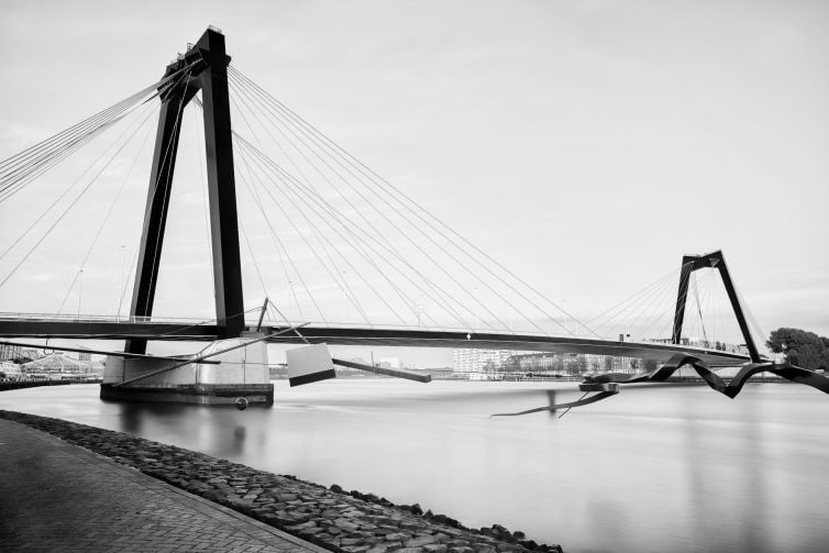 Mooiste zwart-wit foto van de Willemsbrug in Rotterdam