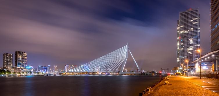 Mooiste avondfoto Erasmusbrug in Rotterdam