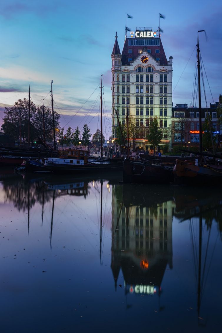 Blauwe uurtje Witte Huis in Rotterdam