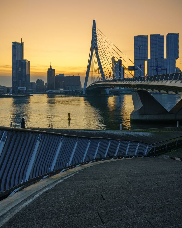 Mooiste zonsopkomst foto's Erasmusbrug in Rotterdam