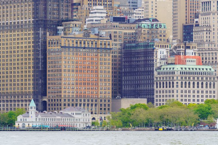 Skyline Lower Manhattan met Pier A Harbor House