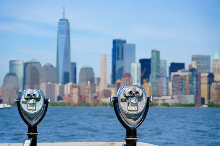 Skyline Manhattan New York met verrekijkers