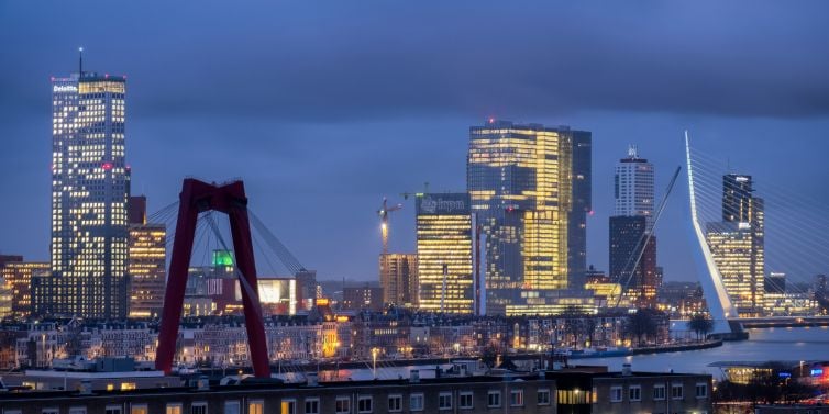 Mooiste avondfoto skyline Rotterdam