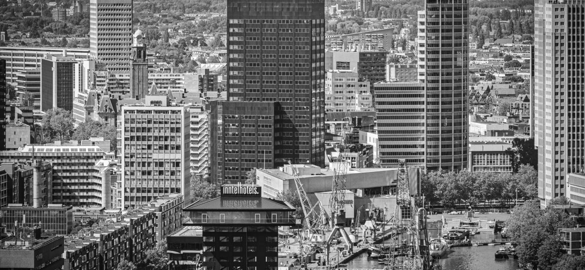 Foto skyline Rotterdam met de Leuvehaven (zwart-wit foto)