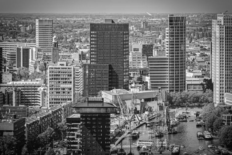 Foto skyline Rotterdam met de Leuvehaven (zwart-wit foto)