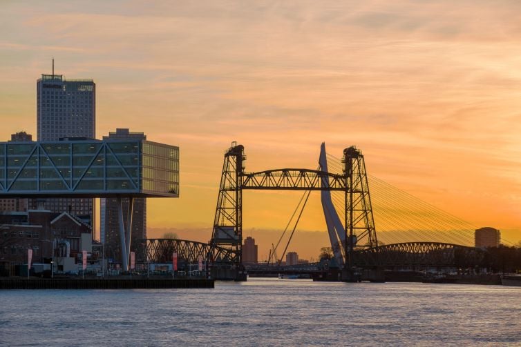 Zonsondergang foto Rotterdam vanaf de Maasboulevard