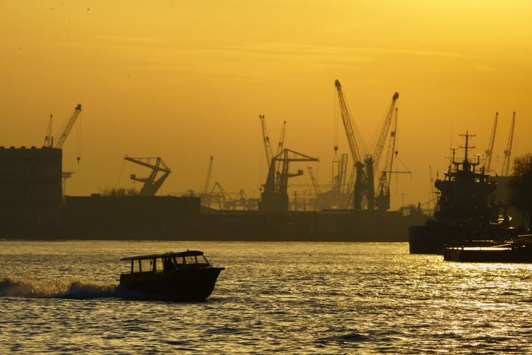 Zonsondergang Rotterdam met skyline van de haven