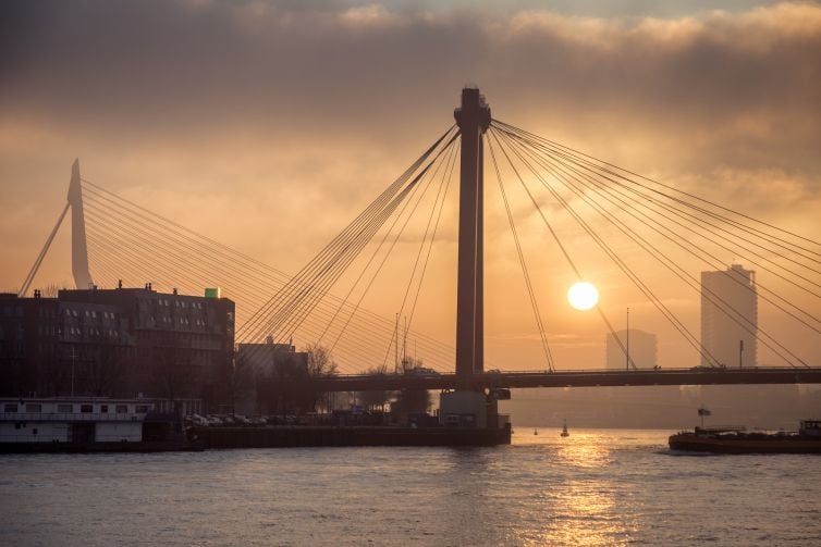 Foto zonsondergang Willemsbrug en Erasmusbrug in Rotterdam