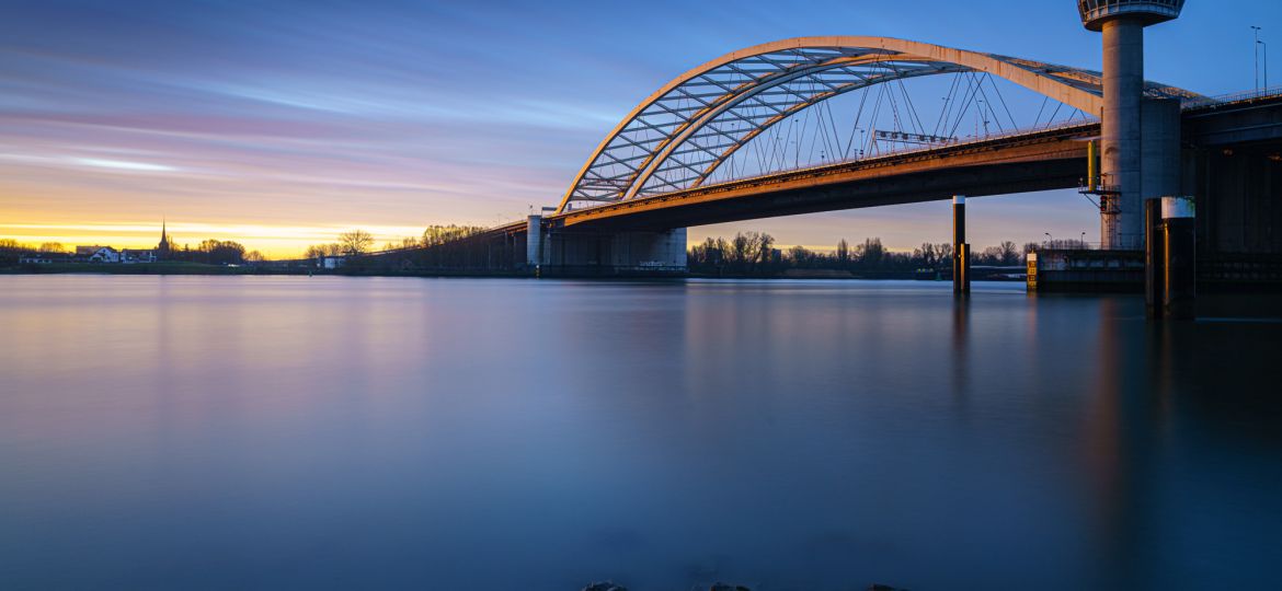 Foto zonsopkomst Van Brienenoordbrug in Rotterdam