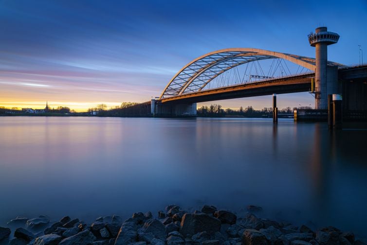 Foto zonsopkomst Van Brienenoordbrug in Rotterdam