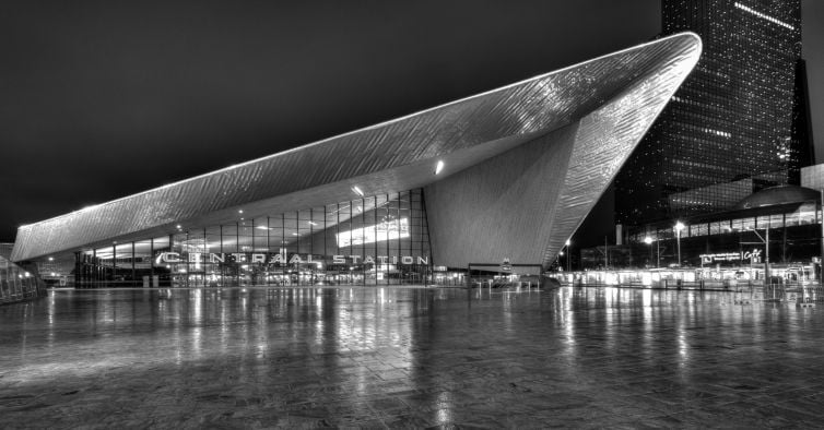 Zwart-wit foto van het nieuwe Centraal Station Rotterdam