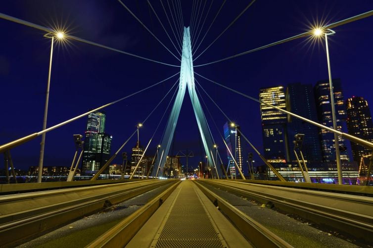 Symmetrische avondfoto van de Erasmusbrug