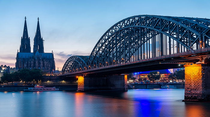 Kerk en brug zonder verlichting