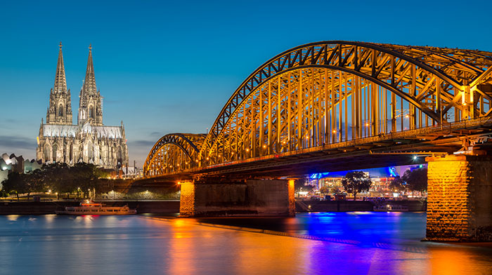 Avondfotografie in Keulen met verlichte brug en kerk