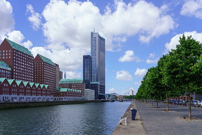 Stadslandschap in de schaduw