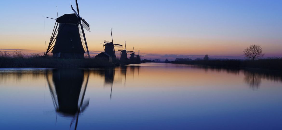 Blauwe-uur-tijdens-zonsopkomst-kinderdijk