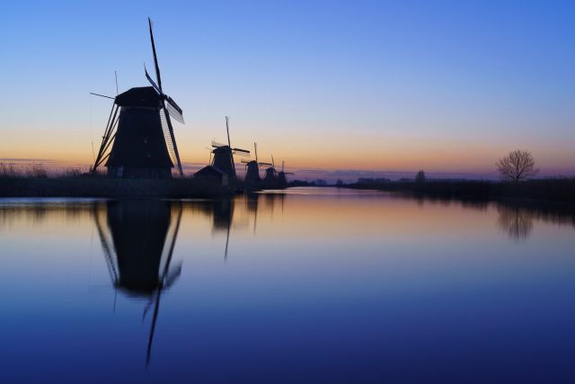 Blauwe-uur-tijdens-zonsopkomst-kinderdijk