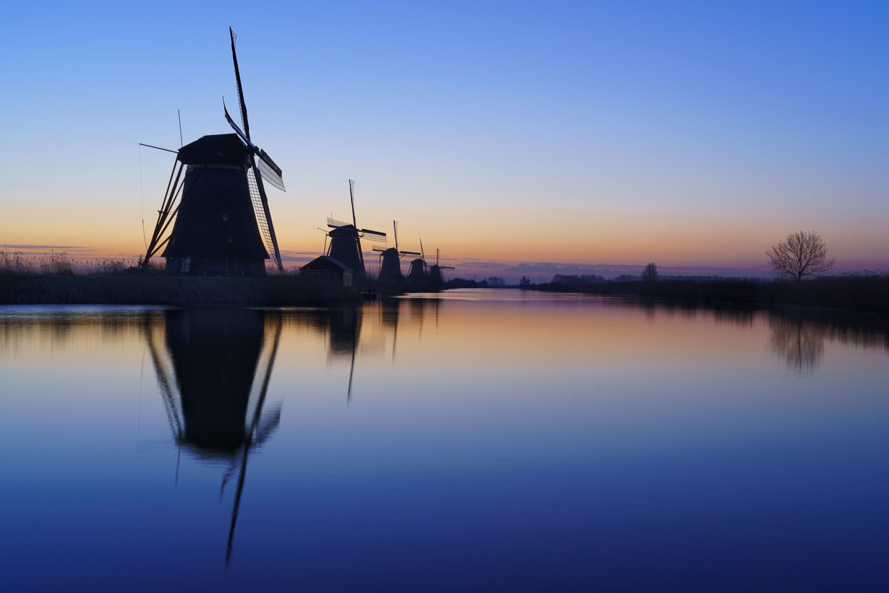 Blauwe uur tijdens zonsopkomst kinderdijk