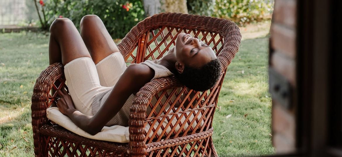 Fotograaf praat met model voor ontspannen houding