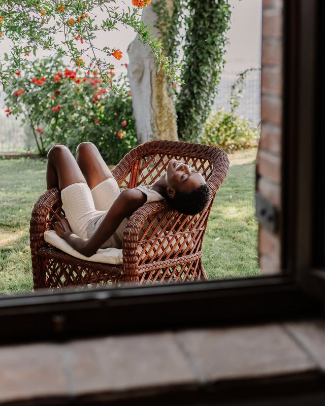 Fotograaf praat met model voor ontspannen houding