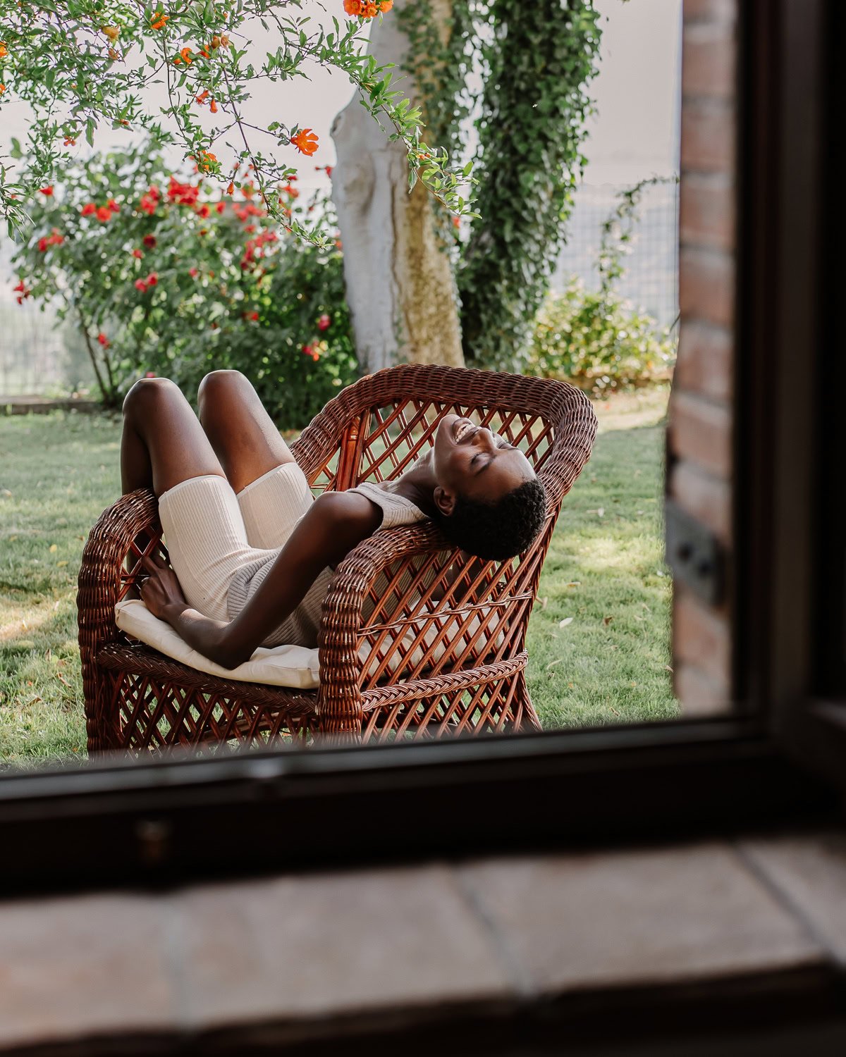 Ontspannen model Fotograaf praat met model voor ontspannen houding