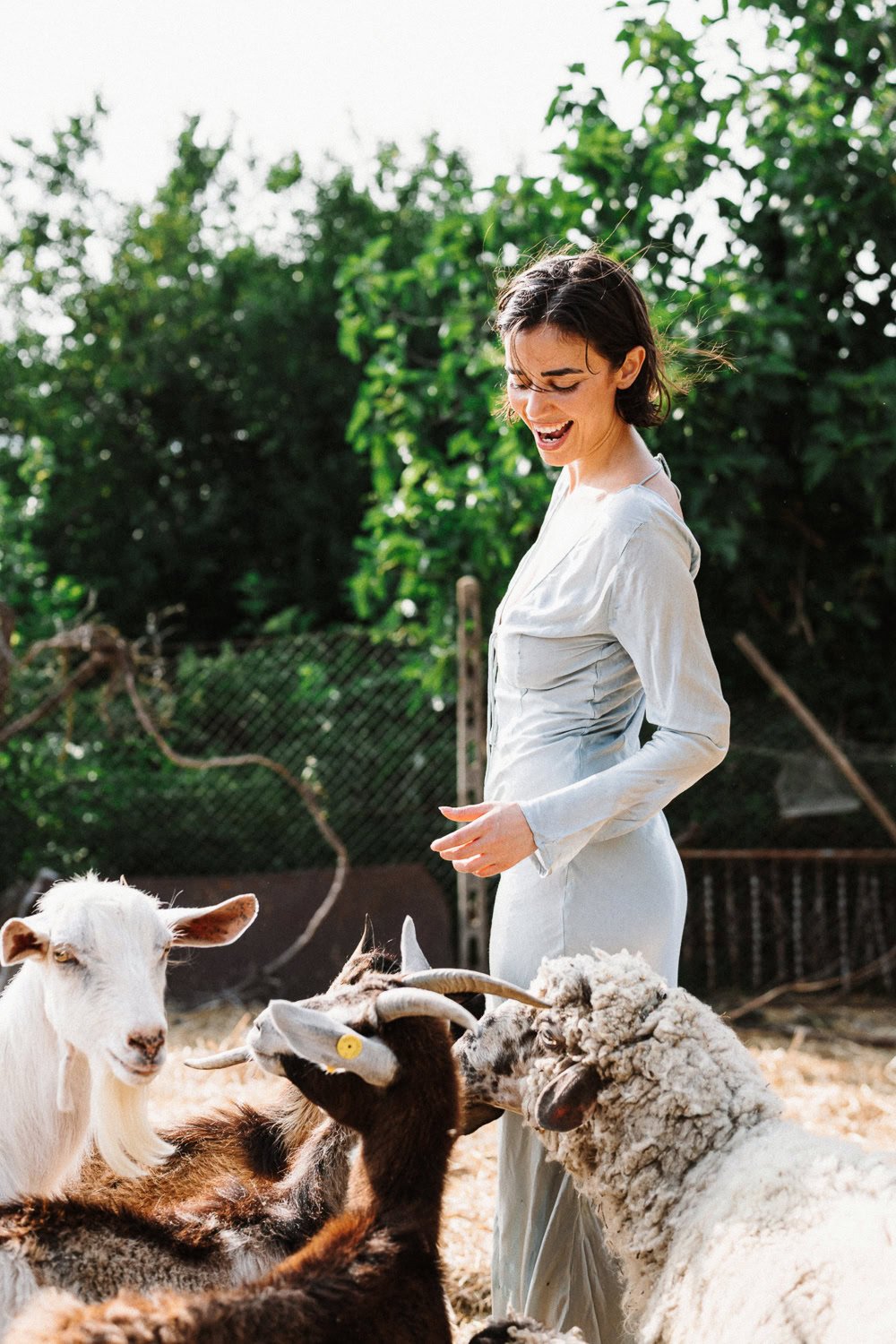 Model reageert natuurlijk voor emotionele foto