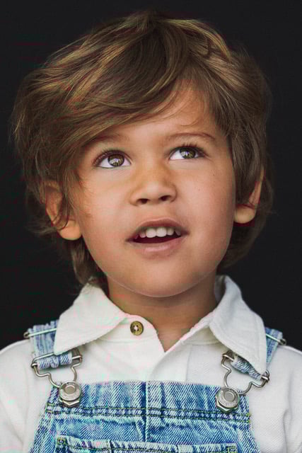 Ouders ondersteunen het fotograferen van kinderportretten