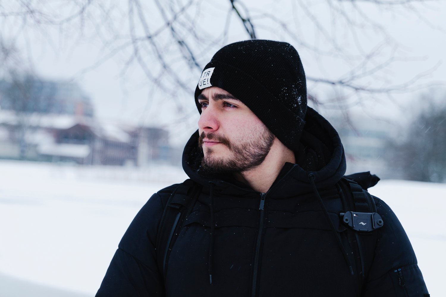 Fotograaf beschermt zichzelf en camera in sneeuw