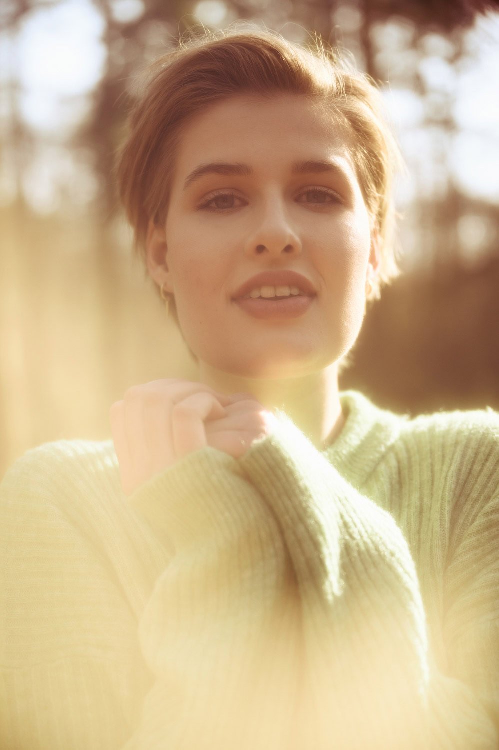 Modeportret met prisma-effect voor creatieve reflecties