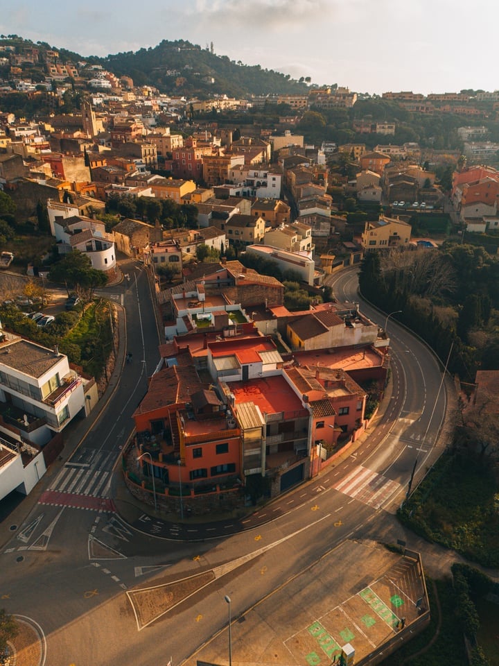 Dronefoto van een stad met duidelijke lijnen en structuur