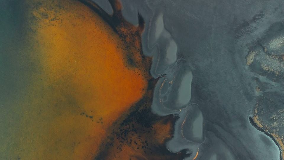 Dronefotograaf bepaalt compositie tijdens het maken van luchtfoto’s