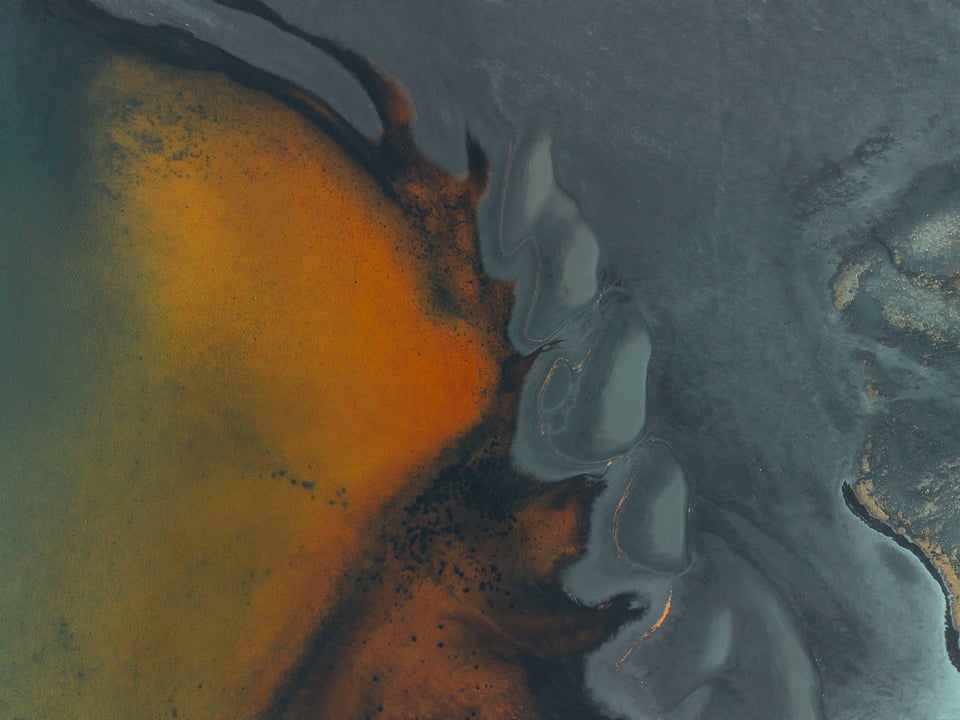 Dronefotograaf bepaalt compositie tijdens het maken van luchtfoto’s