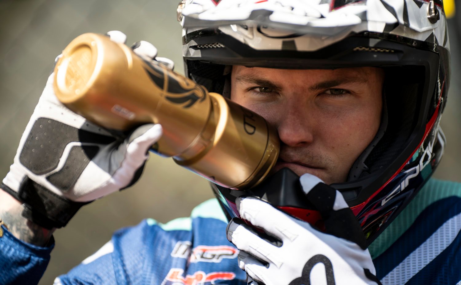 Sportfotograaf houdt veilige afstand tijdens een intens moment