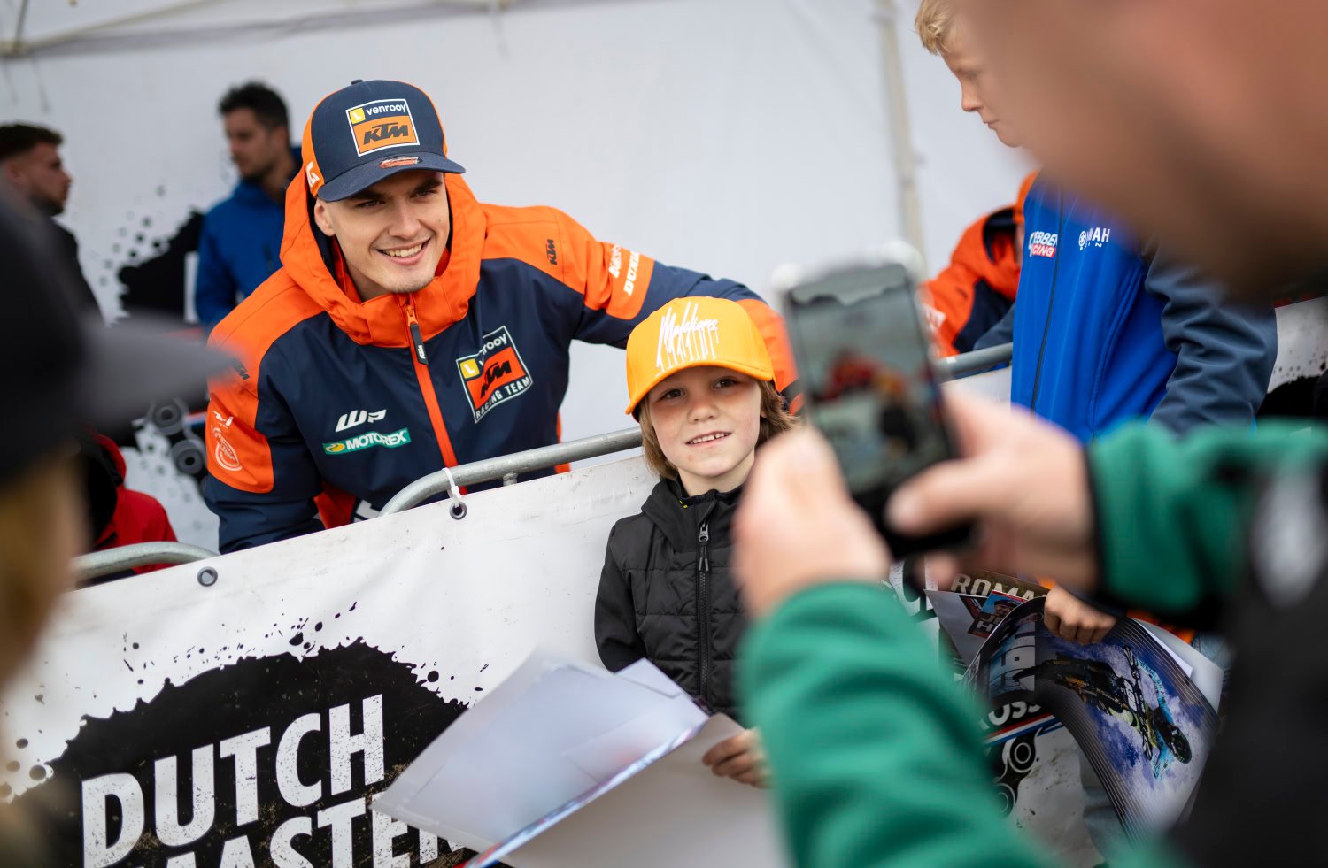 Sportfotograaf richt camera op kansrijke sporter tijdens wedstrijd