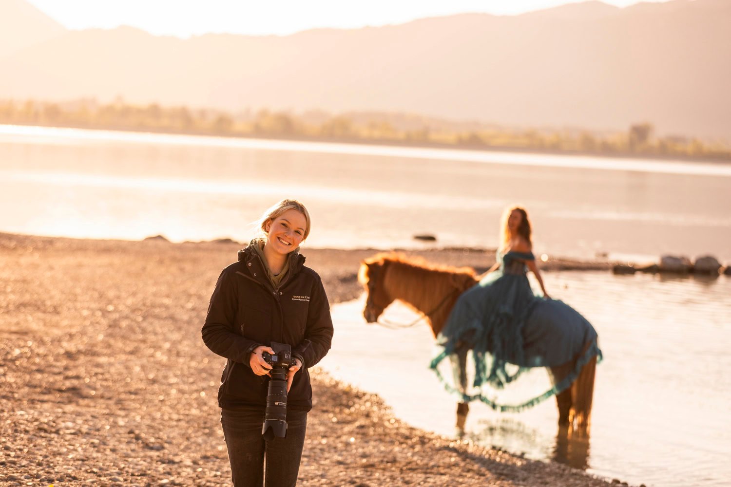 Fotograaf bouwt vertrouwen op met een dier vóór het maken van foto’s