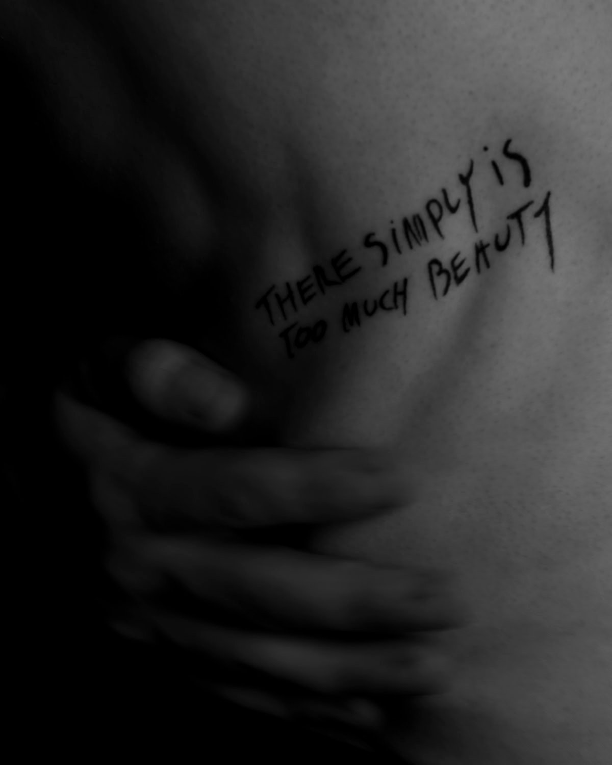 Donkere foto waarbij onderbelichting sfeer toevoegt