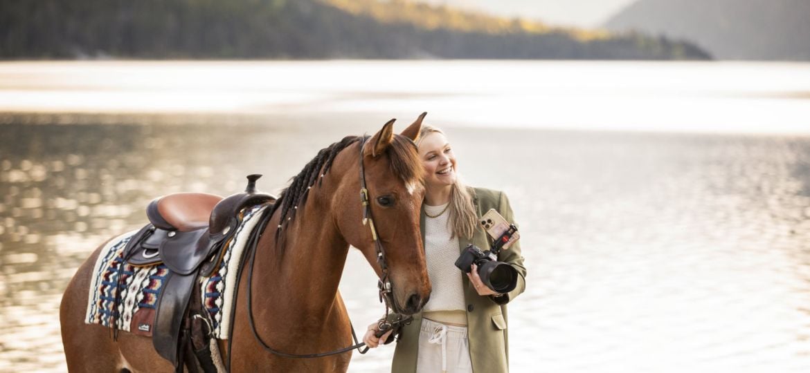 Fotograaf benadert een dier rustig tijdens een fotoshoot