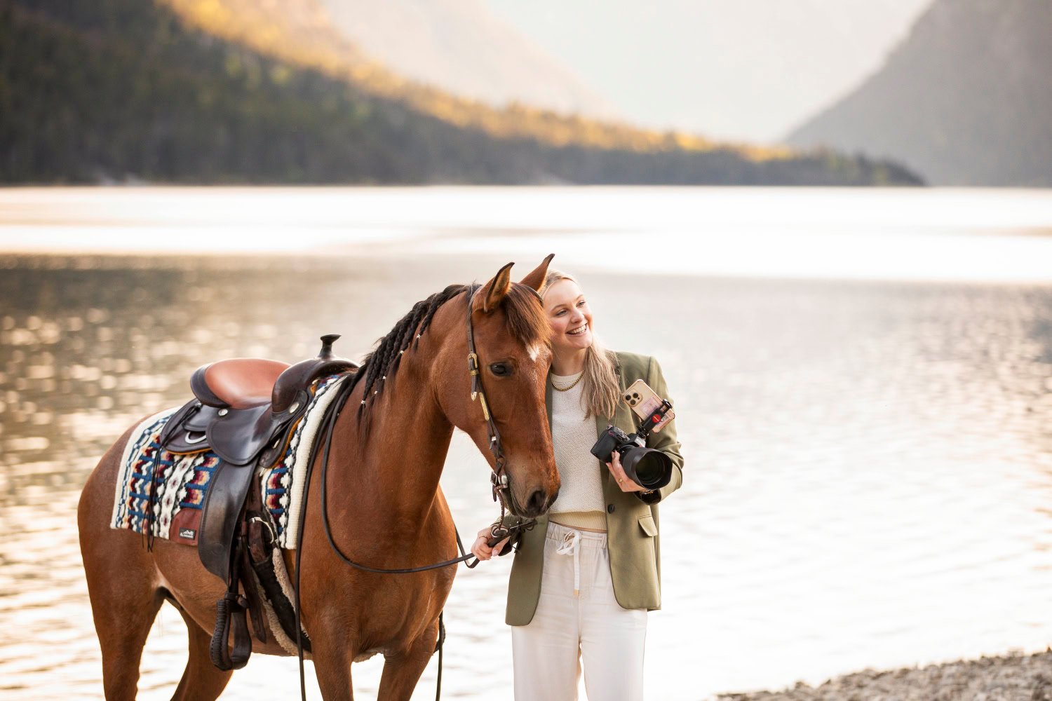 Rustige benadering in dierenfotografie Fotograaf benadert een dier rustig tijdens een fotoshoot