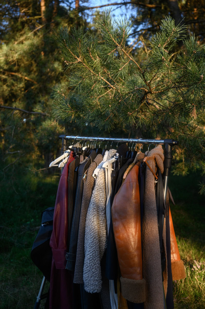 Stylist en visagist werken samen op een modeset