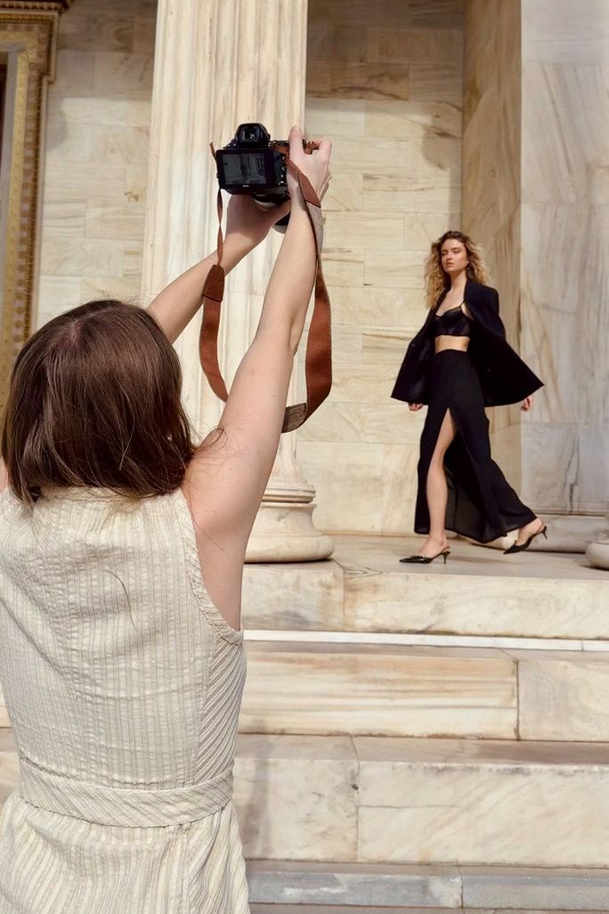 Team van fotografen en modellen werkt samen tijdens een modefotoshoot