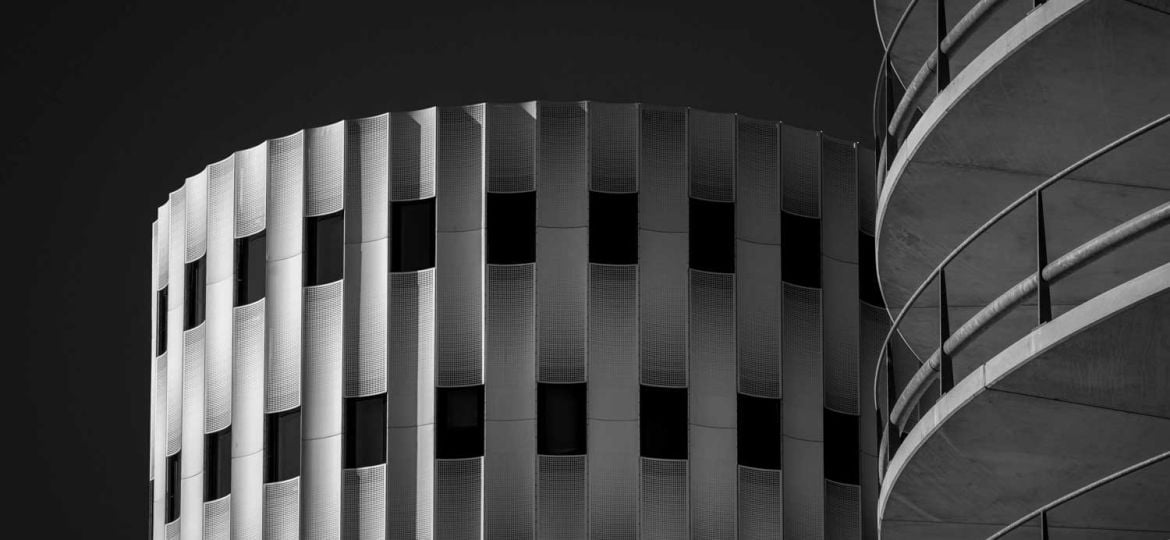 Hoe je met de juiste lichtinval en schaduwen diepte en vorm creëert in architectuurfotografie.