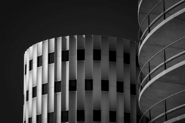Hoe je met de juiste lichtinval en schaduwen diepte en vorm creëert in architectuurfotografie.